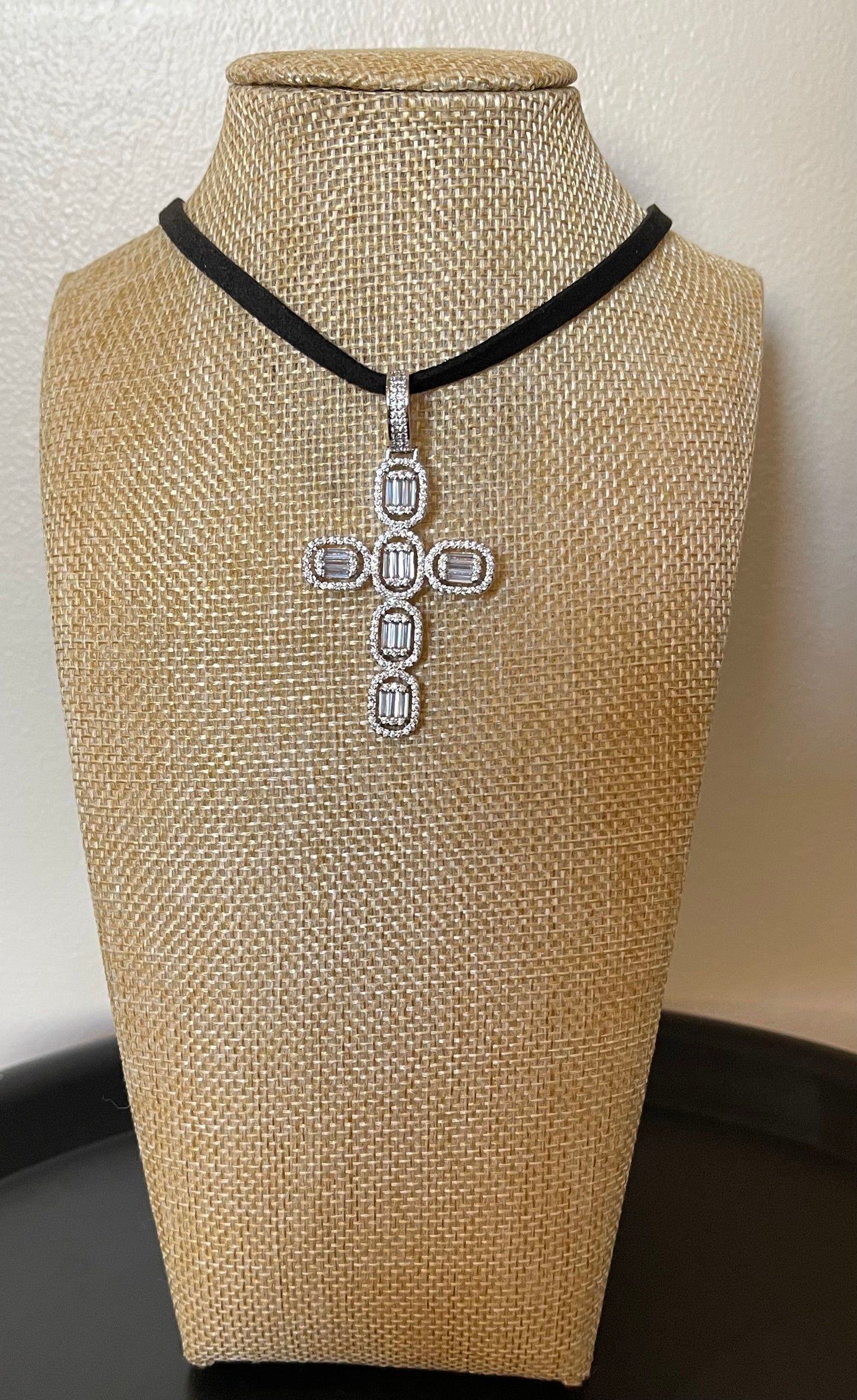 DHALIA CHOKER NECKLACE